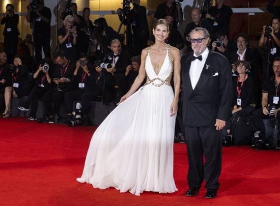 In the Hand of Dante Red Carpet - The 82nd Venice International Film Festival VENICE, ITALY - SEPTEMBER 03: Louise Kugelberg and Julian Schnabel attend the In the Hand of Dante red carpet during the 82nd Venice International Film Festival on September 03, 2025 in Venice, Italy Primo Barol Anadolu Venice Italy. Editorial use only. Please get in touch for any other usage.  Copyright: x2025xAnadoluxPrimoxBarolx
