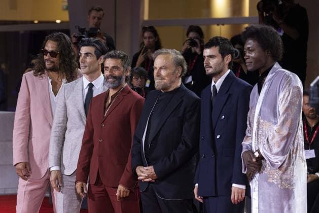 In the Hand of Dante Red Carpet - The 82nd Venice International Film Festival VENICE, ITALY - SEPTEMBER 03: (L-R) Jason Momoa, Louis Cancelmi, Oscar Isaac, Franco Nero, Duke Nicholson and Benjamin Clementine attend the In the Hand of Dante red carpet during the 82nd Venice International Film Festival on September 03, 2025 in Venice, Italy Primo Barol Anadolu Venice Italy. Editorial use only. Please get in touch for any other usage.  Copyright: x2025xAnadoluxPrimoxBarolx