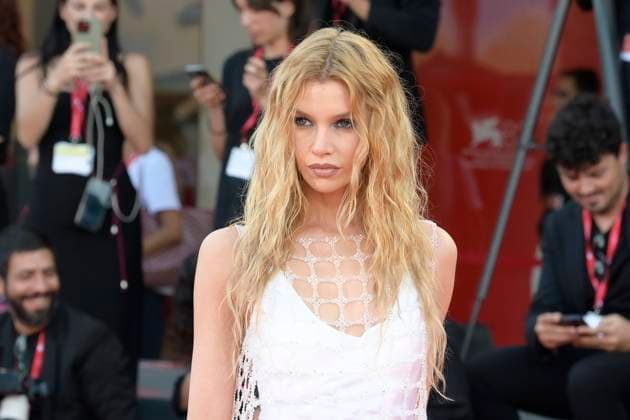 Duse red carpet in Venice Lido, Italy - 03 Sep 2025 Stella Maxwell attends the Duse red carpet during 82nd Venice Film Festival in Venice Lido at Palazzo del cinema. Venice Lido Italy Copyright: xMarioxCartellix xSOPAxImagesx _DSC5957