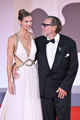 Venice In The Hand of Dante Premiere AM Louise Kugelberg and Julian Schnabel attending the In The Hand of Dante Premiere as part of the 82nd Venice International Film Festival at the Lido in Venice, Italy on September 03, 2025. Photo by Aurore Marechal ABACAPRESS.COM Venice Italy  Copyright: xMarechalxAurore ABACAx