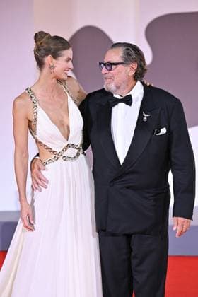 Venice In The Hand of Dante Premiere AM Louise Kugelberg and Julian Schnabel attending the In The Hand of Dante Premiere as part of the 82nd Venice International Film Festival at the Lido in Venice, Italy on September 03, 2025. Photo by Aurore Marechal ABACAPRESS.COM Venice Italy  Copyright: xMarechalxAurore ABACAx