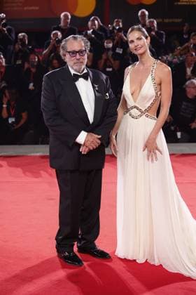 Red carpet of the film In the hand of Dante in Venice, Italy - 03 Sept 2025 Julian Schnabel and Louise Kugelberg attend the red carpet of the film In the hand of Dante at the 82nd Venice Film. Venice Italy Copyright: xMarcoxBaradax xSOPAxImagesx MBA_2188