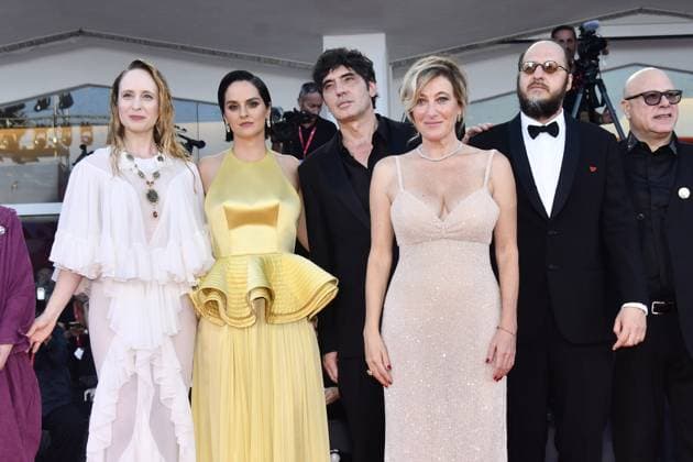 82eme Festival International du Film de Venise Mostra de Venise DUSE Premiere at the 82nd International Venice Film festival Vincenzo Pirrotta, Fausto Russo Alesi, Valeria Bruni Tedeschi, Pietro Marcello, Noémie Merlant, Fanni Wrochna attend the Duse red carpet 448305 2025 09 03 Venice Italy  Copyright: xThomasxBohlenx STAR_448305_008