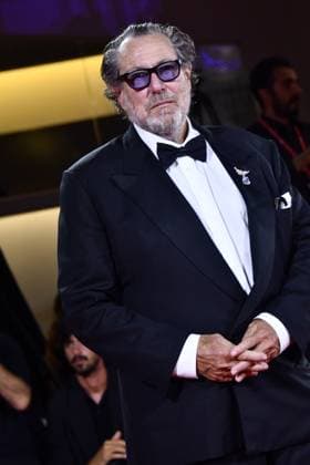 82eme Festival International du Film de Venise Mostra de Venise IN THE HAND OF DANTE Premiere at the 82nd International Venice Film festival Julian Schnabel and Louise Kugelber attend the Cartier Glory To The Filmmaker Award 2025 and the In the Hand of Dante red carpet 448305 2025 09 03 Venice Italy  Copyright: xThomasxBohlenx STAR_448305_072