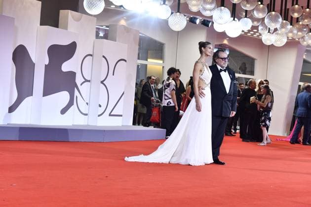 82eme Festival International du Film de Venise Mostra de Venise IN THE HAND OF DANTE Premiere at the 82nd International Venice Film festival Julian Schnabel and Louise Kugelber attend the Cartier Glory To The Filmmaker Award 2025 and the In the Hand of Dante red carpet 448305 2025 09 03 Venice Italy  Copyright: xThomasxBohlenx STAR_448305_073
