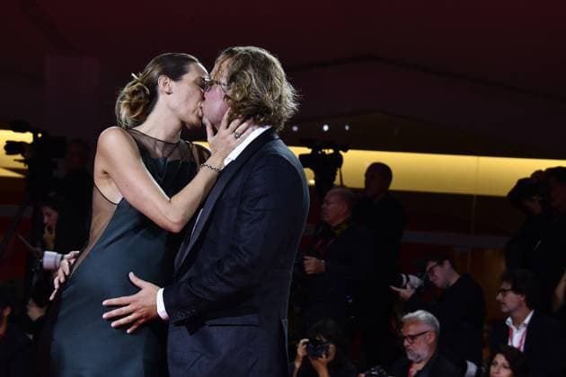 82eme Festival International du Film de Venise Mostra de Venise IN THE HAND OF DANTE Premiere at the 82nd International Venice Film festival Stella Schnabel, Olmo Shnabel attend the Cartier Glory To The Filmmaker Award 2025 and the In the Hand of Dante red carpet 448305 2025 09 03 Venice Italy  Copyright: xThomasxBohlenx STAR_448305_097