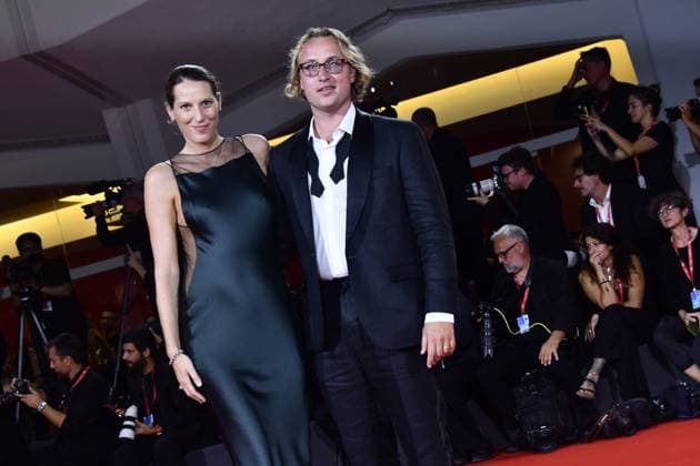 82eme Festival International du Film de Venise Mostra de Venise IN THE HAND OF DANTE Premiere at the 82nd International Venice Film festival Stella Schnabel, Olmo Shnabel attend the Cartier Glory To The Filmmaker Award 2025 and the In the Hand of Dante red carpet 448305 2025 09 03 Venice Italy  Copyright: xThomasxBohlenx STAR_448305_100