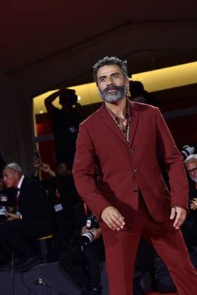 82eme Festival International du Film de Venise Mostra de Venise IN THE HAND OF DANTE Premiere at the 82nd International Venice Film festival Oscar Isaac attends the Cartier Glory To The Filmmaker Award 2025 and the In the Hand of Dante red carpet 448305 2025 09 03 Venice Italy  Copyright: xThomasxBohlenx STAR_448305_112