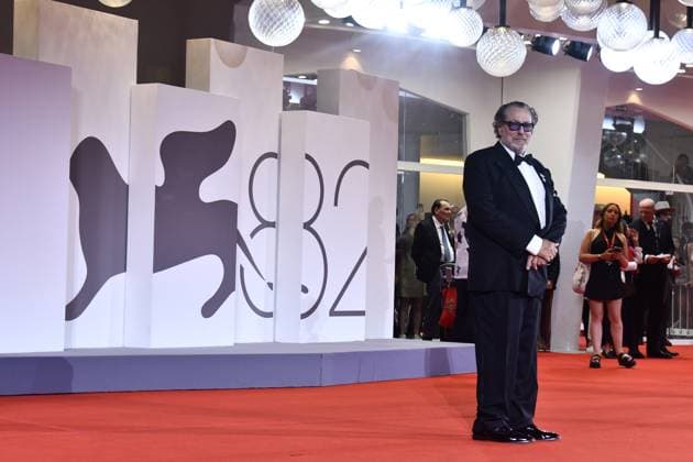 82eme Festival International du Film de Venise Mostra de Venise IN THE HAND OF DANTE Premiere at the 82nd International Venice Film festival Julian Schnabel and Louise Kugelber attend the Cartier Glory To The Filmmaker Award 2025 and the In the Hand of Dante red carpet 448305 2025 09 03 Venice Italy  Copyright: xThomasxBohlenx STAR_448305_118