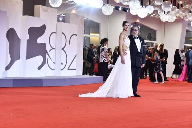 82eme Festival International du Film de Venise Mostra de Venise IN THE HAND OF DANTE Premiere at the 82nd International Venice Film festival Julian Schnabel and Louise Kugelber attend the Cartier Glory To The Filmmaker Award 2025 and the In the Hand of Dante red carpet 448305 2025 09 03 Venice Italy  Copyright: xThomasxBohlenx STAR_448305_119