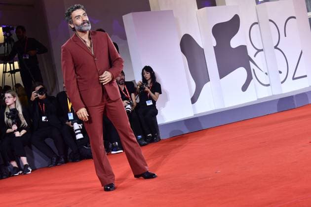 82eme Festival International du Film de Venise Mostra de Venise IN THE HAND OF DANTE Premiere at the 82nd International Venice Film festival Oscar Isaac attends the Cartier Glory To The Filmmaker Award 2025 and the In the Hand of Dante red carpet 448305 2025 09 03 Venice Italy  Copyright: xThomasxBohlenx STAR_448305_120