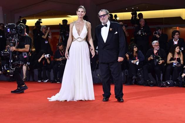 82eme Festival International du Film de Venise Mostra de Venise IN THE HAND OF DANTE Premiere at the 82nd International Venice Film festival Julian Schnabel and Louise Kugelber attend the Cartier Glory To The Filmmaker Award 2025 and the In the Hand of Dante red carpet 448305 2025 09 03 Venice Italy  Copyright: xThomasxBohlenx STAR_448305_122