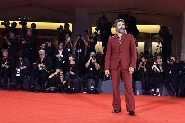 82eme Festival International du Film de Venise Mostra de Venise IN THE HAND OF DANTE Premiere at the 82nd International Venice Film festival Oscar Isaac attends the Cartier Glory To The Filmmaker Award 2025 and the In the Hand of Dante red carpet 448305 2025 09 03 Venice Italy  Copyright: xThomasxBohlenx STAR_448305_123