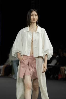 Seoul Fashion Week 2026 SEOUL, SOUTH KOREA - SEPTEMBER 04: A model walks the runway during the LIE show at Seoul Fashion Week 2026 S S at Dongdaemun Design Plaza (DDP) on September 04, 2025 in Seoul, Korea. Hwawon Lee Anadolu Seoul South Korea. Editorial use only. Please get in touch for any other usage.  Copyright: x2025xAnadoluxHwawonxLeex