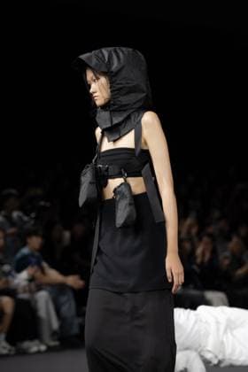 Seoul Fashion Week 2026 SEOUL, SOUTH KOREA - SEPTEMBER 04: A model walks the runway during the LIE show at Seoul Fashion Week 2026 S S at Dongdaemun Design Plaza (DDP) on September 04, 2025 in Seoul, Korea. Hwawon Lee Anadolu Seoul South Korea. Editorial use only. Please get in touch for any other usage.  Copyright: x2025xAnadoluxHwawonxLeex