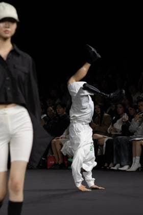 Seoul Fashion Week 2026 SEOUL, SOUTH KOREA - SEPTEMBER 04: A model walks the runway during the LIE show at Seoul Fashion Week 2026 S S at Dongdaemun Design Plaza (DDP) on September 04, 2025 in Seoul, Korea. Hwawon Lee Anadolu Seoul South Korea. Editorial use only. Please get in touch for any other usage.  Copyright: x2025xAnadoluxHwawonxLeex