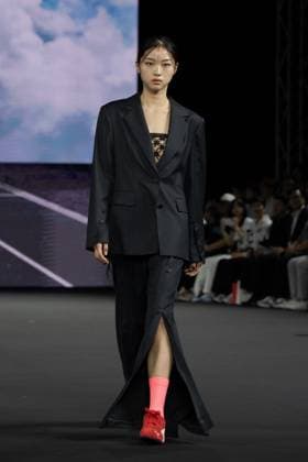 Seoul Fashion Week 2026 SEOUL, SOUTH KOREA - SEPTEMBER 04: A model walks the runway during the LIE show at Seoul Fashion Week 2026 S S at Dongdaemun Design Plaza (DDP) on September 04, 2025 in Seoul, Korea. Hwawon Lee Anadolu Seoul South Korea. Editorial use only. Please get in touch for any other usage.  Copyright: x2025xAnadoluxHwawonxLeex