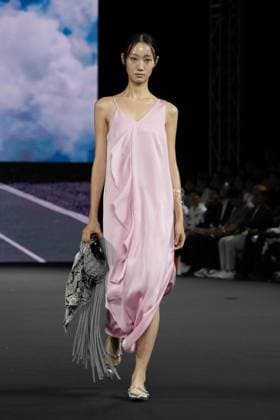 Seoul Fashion Week 2026 SEOUL, SOUTH KOREA - SEPTEMBER 04: A model walks the runway during the LIE show at Seoul Fashion Week 2026 S S at Dongdaemun Design Plaza (DDP) on September 04, 2025 in Seoul, Korea. Hwawon Lee Anadolu Seoul South Korea. Editorial use only. Please get in touch for any other usage.  Copyright: x2025xAnadoluxHwawonxLeex