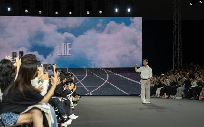 Seoul Fashion Week SEOUL, SOUTH KOREA - SEPTEMBER 4: A model walks the runway to present a creation during the LIE show at Seoul Fashion Week 2026 Spring Summer in Seoul, South Korea, on September 4, 2025. Hwawon Lee Anadolu Seoul South Korea. Editorial use only. Please get in touch for any other usage.  Copyright: x2025xAnadoluxHwawonxLeex