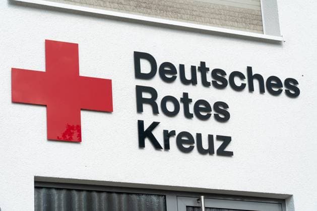 Landkreis Osnabrück, Deutschland 24. Juli 2025: Im Bild: Fassade eines Gebäudes mit dem Logo und Schriftzug des Deutschen Roten Kreuzes (DRK). Das rote Kreuz als international bekanntes Symbol für medizinische Hilfe, Rettungsdienste und humanitäre Organisation ist gut sichtbar angebracht. Der Standort repräsentiert Gesundheitsversorgung, Katastrophenschutz und ehrenamtliches Engagement in Deutschland. Niedersachsen *** District of Osnabrück, Germany 24 July 2025 In the picture, the facade of a building with the logo and lettering of the German Red Cross DRK The red cross as an internationally known symbol for medical aid, rescue services and humanitarian organization is clearly visible The location represents health care, disaster c Copyright: xFotostandx xKippx