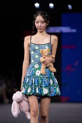 Seoul Fashion Week 2026 SEOUL, SOUTH KOREA - SEPTEMBER 4: A model walks the runway to present a creation during the GREEDILOUS show at Seoul Fashion Week 2026 Spring Summer in Seoul, South Korea on September 4, 2025. Hwawon Lee Anadolu Seoul South Korea. Editorial use only. Please get in touch for any other usage.  Copyright: x2025xAnadoluxHwawonxLeex