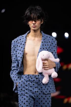 Seoul Fashion Week 2026 SEOUL, SOUTH KOREA - SEPTEMBER 4: A model walks the runway to present a creation during the GREEDILOUS show at Seoul Fashion Week 2026 Spring Summer in Seoul, South Korea on September 4, 2025. Hwawon Ceci Lee Anadolu Seoul South Korea. Editorial use only. Please get in touch for any other usage.  Copyright: x2025xAnadoluxHwawonxCecixLeex