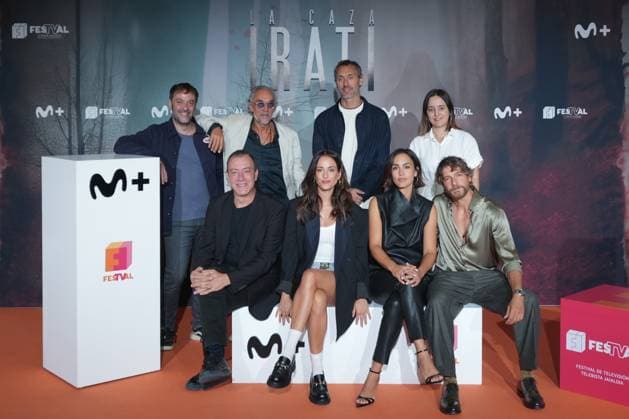 Movistar Plus presents La Caza Irati at the XVII edition of the FesTVal de Vitoria I D In the bottom row, actors actor Roger Casamajor, Sara Rivero, Megan Montaner and Felix Gomez, pose on the orange carpet of the XVII edition of the FesTVal de Vitoria, at the Palacio de Congresos Europa, on September 4, 2025, in Vitoria Gastéiz, Alava, Basque Country Spain Today, September 4th, premieres the fourth season of the series created by Agustín Martínez, screenwriter and one of the three writers who sign as Carmen Mola This one is called La Caza Irati, which comes after Monteperdido, Tramuntana and Guadiana 04 SEPTEMBER 2025 FESTIVAL VITORIA ÁLAVA BASQUE COUNTRY In Vitoria, Ãlava Basque Country Vitoria, Ãlava Basque Country Spain Copyright: xInakixBerasalucex 6932478
