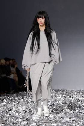 Seoul Fashion Week 2026 SEOUL, SOUTH KOREA - SEPTEMBER 4: A model walks the runway during the AJOBYAJO show at Seoul Fashion Week 2026 S S in Seoul, Korea on September 4, 2025. Hwawon Ceci Lee Anadolu Seoul South Korea. Editorial use only. Please get in touch for any other usage.  Copyright: x2025xAnadoluxHwawonxCecixLeex