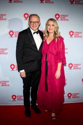 Entertainment Themen der Woche KW36 STREET SIDE MEDICS GALA, Prime Minister Anthony Albanese (left) and fiancee Jodie Haydon pose for a photograph during the 2025 Street Side Medics Gala at Crown Sydney in Sydney, Thursday, September 4, 2025. Street Side Medics is a not-for-profit GP-led mobile medical service dedicated to people experiencing homelessness. ( NO ARCHIVING SYDNEY NEW SOUTH WALES AUSTRALIA  Copyright: xBIANCAxDExMARCHIx 20250904135405448556