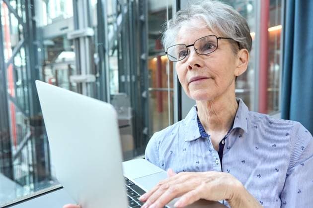 Germany - September 4, 2025: An experienced senior citizen works intently on her laptop at the company. The image shows how active retirement and working until 70 open up new opportunities in retirement. *** Eine erfahrene Seniorin arbeitet konzentriert am Laptop im Unternehmen. Das Bild zeigt, wie Aktivrente und Arbeiten bis 70 neue Chancen im Rentenalter ermöglichen.