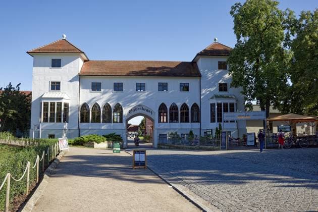 Historischer Gasthof, Restaurant Zum Eichenkranz, Fachwerkbau um 1786, Wörlitzer Park, Wörlitzer Anlagen, Gartenreich Dessau-Wörlitz, UNESCO-Welterbestätte, Wörlitz, Dessau-Roßlau, Sachsen-Anhalt, Deutschland Historic inn, Restaurant Zum Eichenkranz, half-timbered building from around 1786, Wörlitz Park, Wörlitz Gardens, Garden Kingdom of Dessau-Wörlitz, UNESCO World Heritage Site, Wörlitz, Dessau-Roßlau, Saxony-Anhalt, Germany Copyright: imageBROKER MichaelxNitzschke ibltlo14898760.jpg