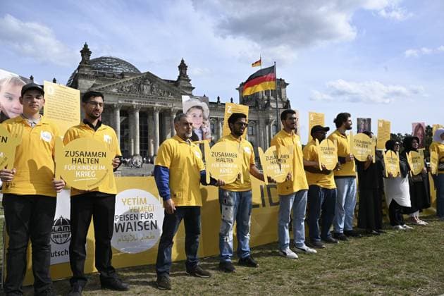 Bilder des Jahres 2025, News September 09 News Themen der Woche KW36 People gather in Berlin to highlight the situation of children in war zone BERLIN, GERMANY - SEPTEMBER 04: People gather in front of the German Federal Parliament building to highlight the situation of children in war zone on September 04, 2025 in Berlin, Germany. Halil Sagirkaya Anadolu Berlin Germany. Editorial use only. Please get in touch for any other usage.  Copyright: x2025xAnadoluxHalilxSagirkayax