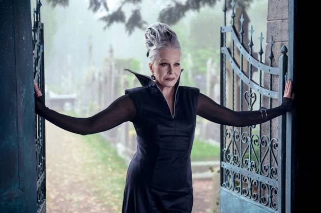 Joanna Lumley USA. Joanna Lumley in (C)Netflix new series- Wednesday- season 2 (2025). Plot: Follows Wednesday Addams years as a student, when she attempts to master her emerging psychic ability, thwart a killing spree, and solve the mystery that embroiled her parents. LMK106-J11246-030925 Supplied by LMKMEDIA. Editorial Only. Landmark Media is not the copyright owner of these Film or TV stills but provides a service only for recognised Media outlets. 