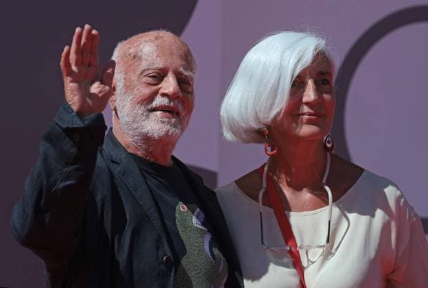 Venice, Italy: VENICE, ITALY - SEPTEMBER 4: Photographer Ferdinando Scianna and Paola Bergna attend the Ferdinando Scianna - The Photographer of the Shadows red carpet during the 82nd Venice International Film Festival on September 4, 2025 in Venice, Italy. Venice Italy  - ZUMAp169 20250904_zea_p169_1008 Copyright: xMatteoxChinellatox