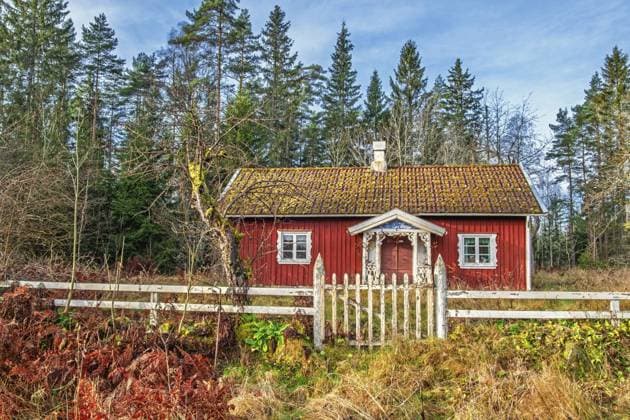 IMAGO Creative, Jahreszeit Herbst auf dem Land Rotes Holzhaus mit einem Zaun und einem Tor an einem Herbsttag am Waldrand, Schweden Red wooden cottage with a with fence and a gate an autumn day by the forest edge, Sweden Copyright: imageBROKER LarsxJohansson ibxljo14897305.jpg