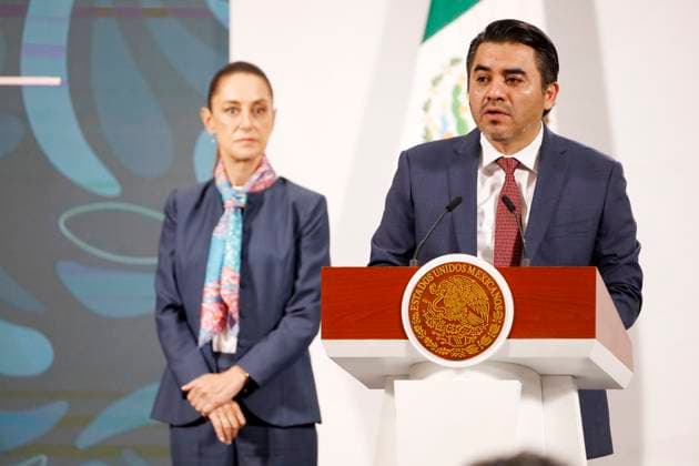 Mexico™s President Claudia Sheinbaum Holds Briefing Mexico™s President Claudia Sheinbaum Pardo is seen behind while The Director of the Mexico s National Water Commission (CONAGUA), Efrain Morales Lopez, speaks during a press conference about the hydraulic strategy to guarantee the population s right to water, at the National Palace. on September 4, 2025, in Mexico City, Mexico. (Photo by Luis Barron Eyepix Group) Copyright: xLuisxBarronx xEyepixxGroupx LB_04092025_167099
