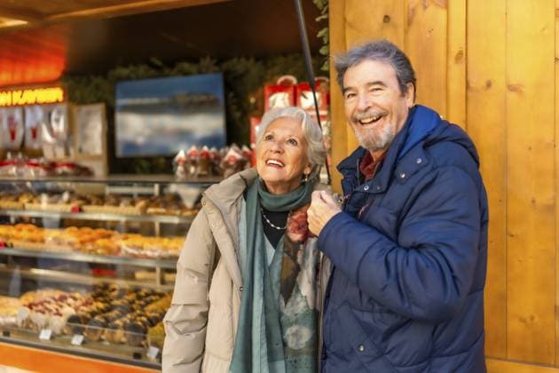Fröhliches älteres Paar genießt den Weihnachtsmarkt, kauft ein und hat Spaß während der Winterferien Cheerful senior couple enjoying christmas market, shopping and having fun during winter holidays Copyright: imageBROKER UnaixHuizi ibxuhu14868935.jpg ,model released, Symbolfoto ,property released