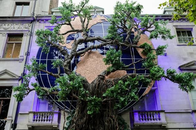 Bilder des Jahres 2025, News September 09 News Themen der Woche KW36 Annabel s for the Amazon Façade. London, UK - 04 Sep 2025 The Annabel’s Amazon Rainforest facade, inspired by the lush biodiversity and vibrant ecosystems of the Amazon, is installed outside the exclusive private club in London. The striking design aims to evoke the beauty and mystery of one of the world’s largest rainforests. London United Kingdom Copyright: xDinendraxHariax xSOPAxImagesx 0409_Annabels_012