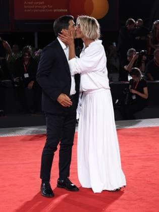 Venice, Italy: Venice, 82nd Venice International Film Festival 2025 - Evening 9. Red Carpet of the film Hateshinaki Scarlet (Scarlet) . Pictured: Anna Foglietta and her husband Paolo Sopranzetti. Venice Italy  - ZUMAp169 20250904_zea_p169_1666 Copyright: xAlbertoxTerenghix