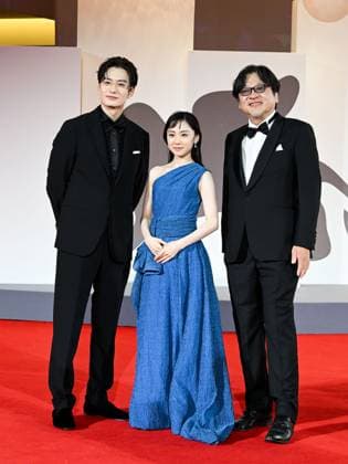 Venice, 82nd Venice International Film Festival 2025 - Evening 9. Red Carpet of the Film Hateshinaki Scarlet (Scarlet) Pictured: Masaki Okada, Mana Ashida, Mamoru Hosoda  Copyright: xManuelexMangiarottix xipa-agency.netx xPoolxPhotoxEventsx06x IPA_Agency_IPA64141015