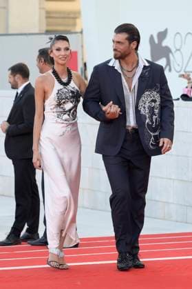 Elisa red carpet in Venice Lido, Italy - 04 Sep 2025 Sara Bluma (l) and Can Yaman (r) attend the Elisa red carpet during the 82nd Venice Film Festival in Venice Lido at Palazzo del cinema. Venice Lido Italy Copyright: xMarioxCartellix xSOPAxImagesx _DSC6628