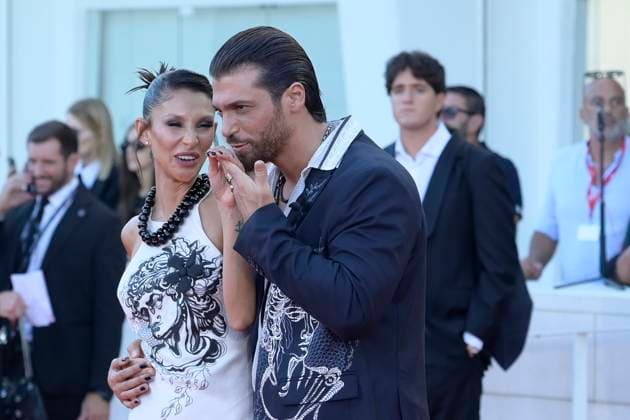 Elisa red carpet in Venice Lido, Italy - 04 Sep 2025 Sara Bluma (l) and Can Yaman (r) attend the Elisa red carpet during the 82nd Venice Film Festival in Venice Lido at Palazzo del cinema. Venice Lido Italy Copyright: xMarioxCartellix xSOPAxImagesx _DSC6636