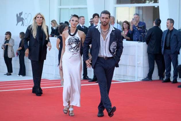 Elisa red carpet in Venice Lido, Italy - 04 Sep 2025 Sara Bluma (l) and Can Yaman (r) attend the Elisa red carpet during the 82nd Venice Film Festival in Venice Lido at Palazzo del cinema. Venice Lido Italy Copyright: xMarioxCartellix xSOPAxImagesx _DSC6638