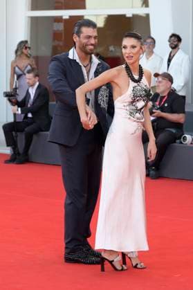 Elisa red carpet in Venice Lido, Italy - 04 Sep 2025 Sara Bluma (l) and Can Yaman (r) attend the Elisa red carpet during the 82nd Venice Film Festival in Venice Lido at Palazzo del cinema. Venice Lido Italy Copyright: xMarioxCartellix xSOPAxImagesx _DSC6644