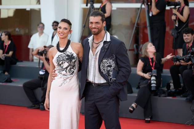 Elisa red carpet in Venice Lido, Italy - 04 Sep 2025 Sara Bluma (l) and Can Yaman (r) attend the Elisa red carpet during the 82nd Venice Film Festival in Venice Lido at Palazzo del cinema. Venice Lido Italy Copyright: xMarioxCartellix xSOPAxImagesx _DSC6654