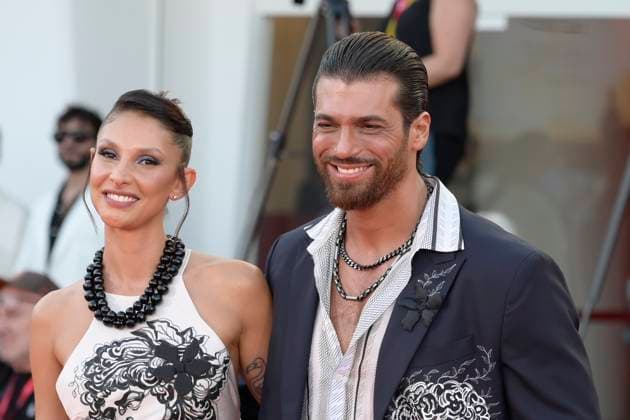 Elisa red carpet in Venice Lido, Italy - 04 Sep 2025 Sara Bluma (l) and Can Yaman (r) attend the Elisa red carpet during the 82nd Venice Film Festival in Venice Lido at Palazzo del cinema. Venice Lido Italy Copyright: xMarioxCartellix xSOPAxImagesx _DSC6656