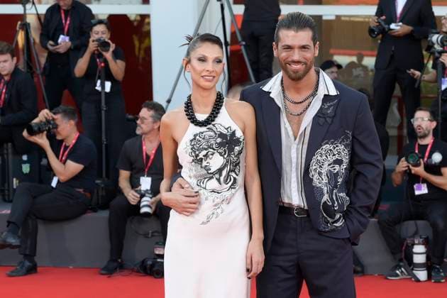 Elisa red carpet in Venice Lido, Italy - 04 Sep 2025 Sara Bluma (l) and Can Yaman (r) attend the Elisa red carpet during the 82nd Venice Film Festival in Venice Lido at Palazzo del cinema. Venice Lido Italy Copyright: xMarioxCartellix xSOPAxImagesx _DSC6660