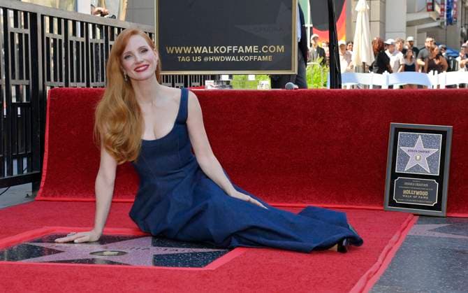 Bilder des Jahres 2025, Entertainment 09 September Entertainment Themen der Woche KW36 Oscar-winning actress Jessica Chastain sits beside her star during an unveiling ceremony honoring her with the 2,819th star on the Hollywood Walk of Fame in Los Angeles on Thursday, September 4, 2025.  LAP2025090414 JIMxRUYMEN