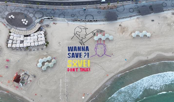 Bilder des Jahres 2025, News September 09 News Themen der Woche KW36 News Bilder des Tages Activists in Tel Aviv call for the rescue of Israeli hostages in Gaza TEL AVIV, ISRAEL - SEPTEMBER 5: An aerial view of the area where a group of activists in Israel stage a protest, with illustrations representing US President Donald Trump and Israeli Prime Minister Benjamin Netanyahu and along with the words Wanna save?! Save! on the beach, demanding the return of Israeli hostages held in Gaza, near the US Embassy in Tel Aviv, Israel on September 5, 2025. Yair Palti Anadolu Tel Aviv Israel. Editorial use only. Please get in touch for any other usage.  Copyright: x2025xAnadoluxYairxPaltix