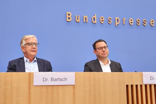 News Themen der Woche KW36 News Bilder des Tages Berlin, Deutschland, 05.09.2025: Bundespressekonferenz: Zu den Ergebnissen der Bereinigungssitzung des Haushaltsausschusses zum Bundeshaushalt 2025: Dietmar Bartsch, Sprecher für Haushaltspolitik der Bundestagsfraktion Die Linke und Sebastian Schäfer, Sprecher für Haushaltspolitik der Bundestagsfraktion Bündnis 90 Die Grünen *** Berlin, Germany, 05 09 2025 Federal Press Conference On the results of the Budget Committees review meeting on the 2025 federal budget Dietmar Bartsch, Spokesperson for Budget Policy of the parliamentary group Die Linke and Sebastian Schäfer, Spokesperson for Budget Policy of the parliamentary group Bündnis 90 Die Grünen Copyright: xdtsxNachrichtenagenturx dts_80175